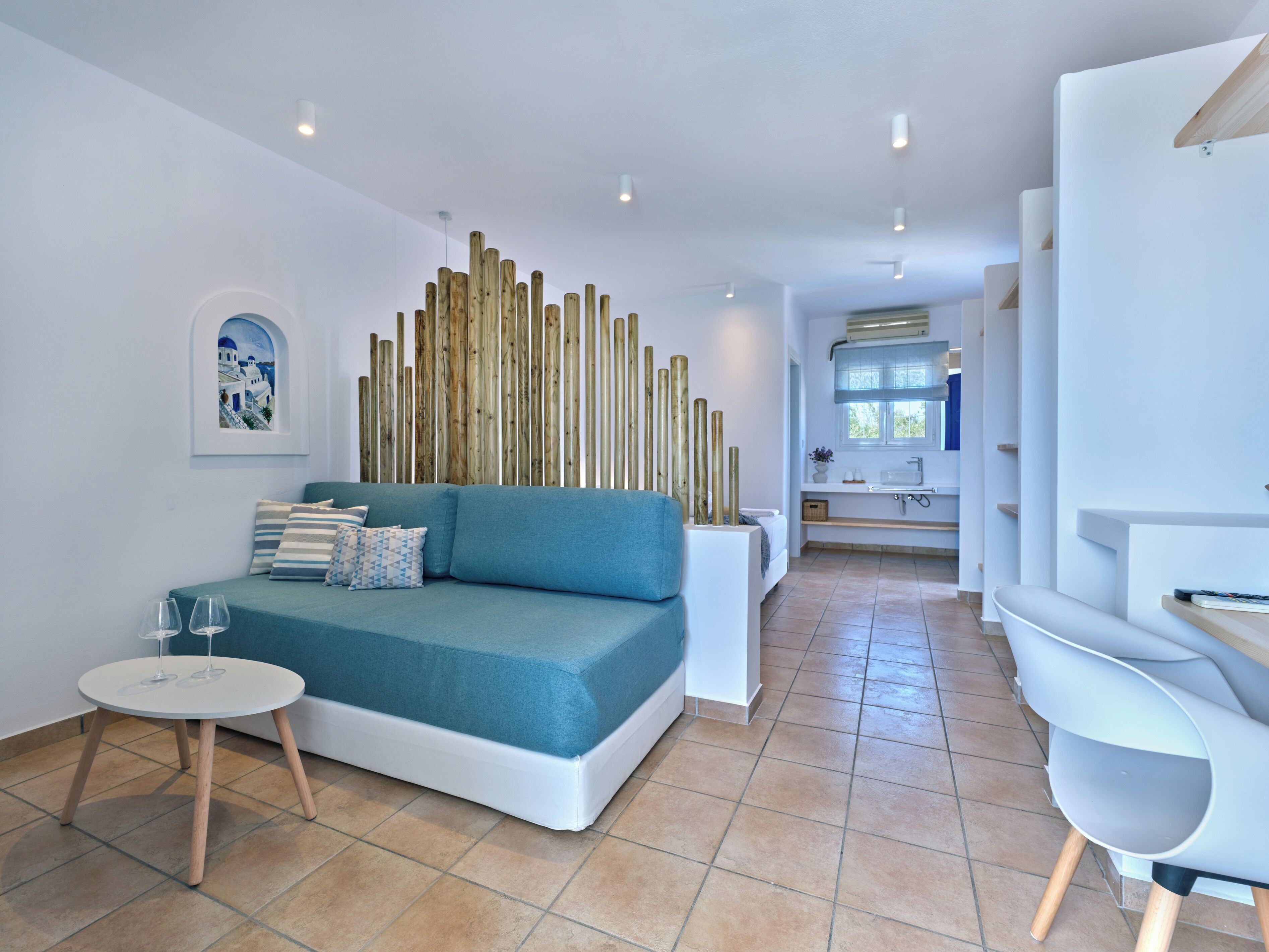 Superior Triple Room, Partial Sea View | Living room | Books