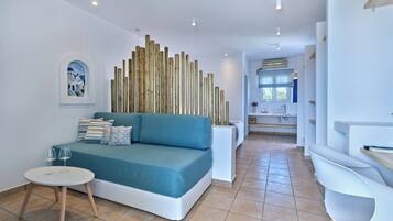 Superior Triple Room, Partial Sea View | Living room | Books