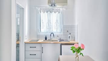Appartement Premium, vue piscine (4 Adults) | Cuisine privée | Tables à manger