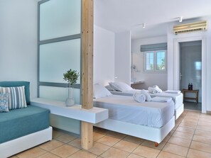 Habitación triple superior, vista parcial al mar | Caja de seguridad en la habitación y tabla de planchar con plancha 
