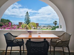 Habitación triple superior, vistas parciales al mar | Balcón