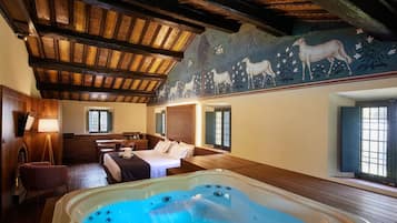 Suite Deluxe, 1 cama de matrimonio grande, no fumadores, bañera de hidromasaje | 1 dormitorio, ropa de cama hipoalergénica, minibar y caja fuerte