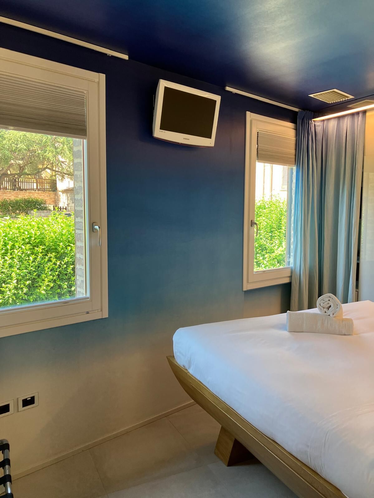 Hypo-allergenic bedding available, minibar, in-room safe