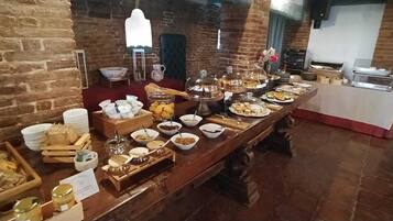 Desayuno bufé gratuito y diario