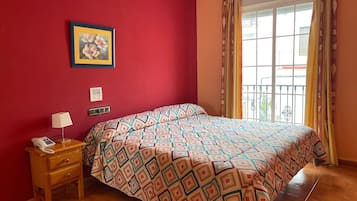 Habitación con 1 cama doble o 2 individuales | Caja fuerte, escritorio, cortinas opacas y sistema de insonorización