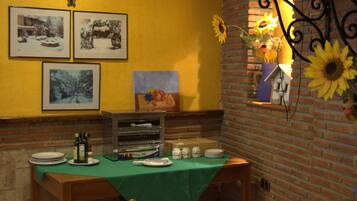 فطور أوروبي يوميًا بتكلفة قدرها (6 EUR للشخص)