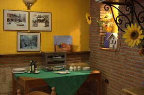 Petit déjeuner continental (6 EUR par personne)