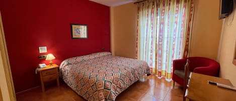 Habitació doble o amb dos llits individuals | Caixa forta a l'habitació, escriptori i cortines opaques