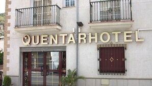 Entrada d'hotel amb un rètol que diu "QUENTARHOTEL".