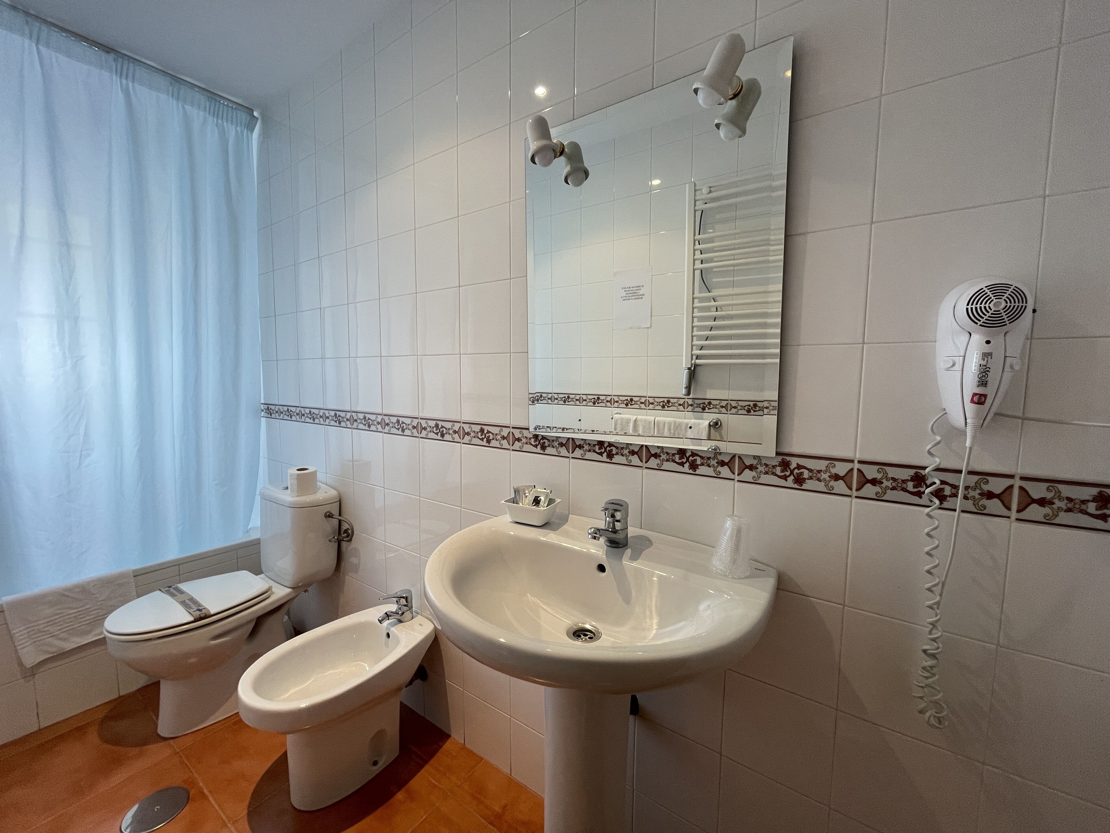 single room | bathroom | free toiletries, hair dryer, bidet, towels