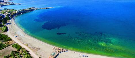 Una spiaggia nelle vicinanze, ombrelloni