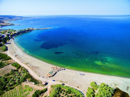 Una playa cerca, sombrillas