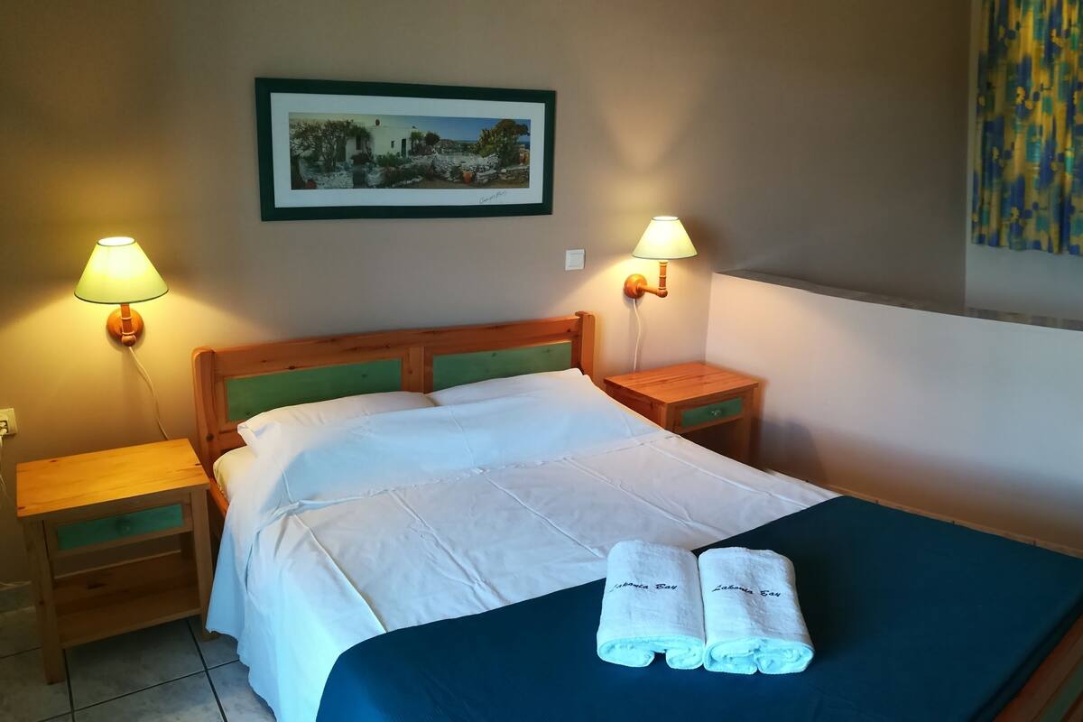 Soundproofing, free WiFi, bed sheets