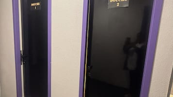 Two doors with 'DOUCHE' labels, one marked '1' and the other '2', indicating separate rooms.