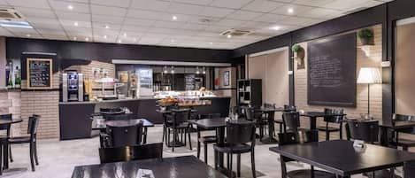 Päivittäinen buffetaamiainen (6.90 EUR per henkilö)