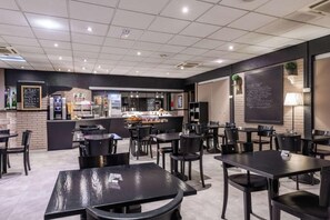 Desayuno buffet diario (EUR 6.90 por persona)