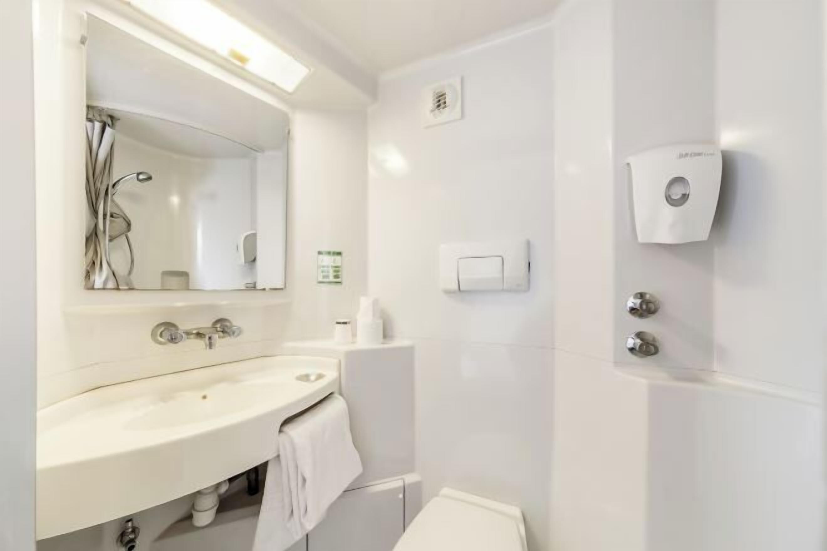Ducha, artículos de tocador ecológicos, bidet, toallas