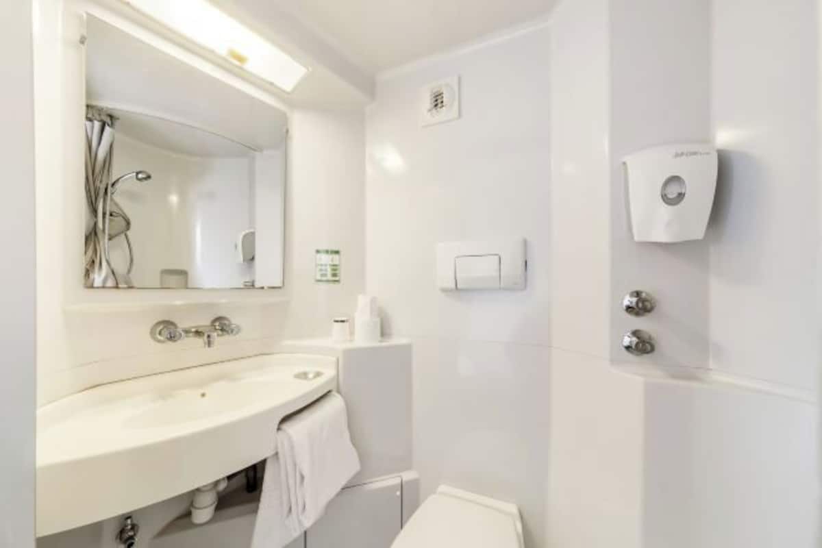 Ducha, artículos de tocador ecológicos, bidet, toallas