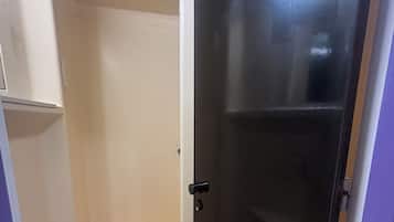Une porte fermée avec une pancarte indiquant « DOUCHE 1 ».