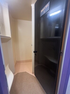 En stängd dörr med en skylt där det står ”DUSCH 1”.