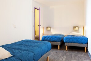 Escritorio, cortinas opacas, wifi gratis y ropa de cama