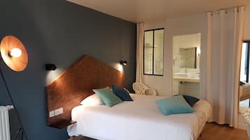 Superior Room, 1 King Bed, Non Smoking (Shower Only) | Desk, soundproofing, free WiFi, bed sheets