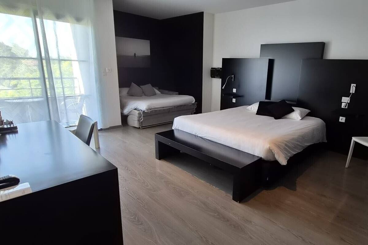 Chambre Familiale, 1 trÚs grand lit, non-fumeurs (with Sofabed) | Bureau, chambres insonorisées, Wi-Fi gratuit, draps fournis