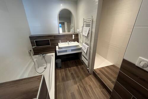 Junior Suite, 1 King Bed, Non Smoking | Bathroom