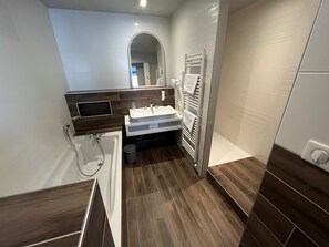 Junior Suite, 1 King Bed, Non Smoking | Bathroom - Hotel le Broceliande, Sure Hotel Collection by Best Western (Bedee)