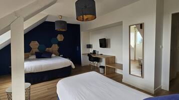 Familieværelse - flere senge - ikke-ryger (Shower Only) | Skrivebord, lydisolering, gratis Wi-Fi, sengetøj