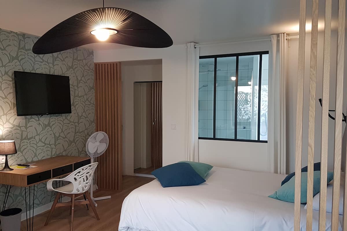 Escritorio, sistema de insonorización, wifi gratis y ropa de cama