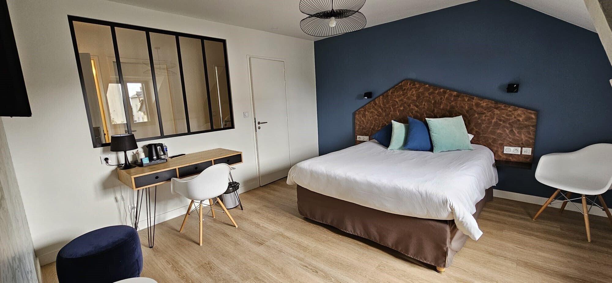 Chambre supérieure, 1 très grand lit, non-fumeur (Shower Only) | Literie de qualité, bureau, espace de travail pour ordinateurs portables
