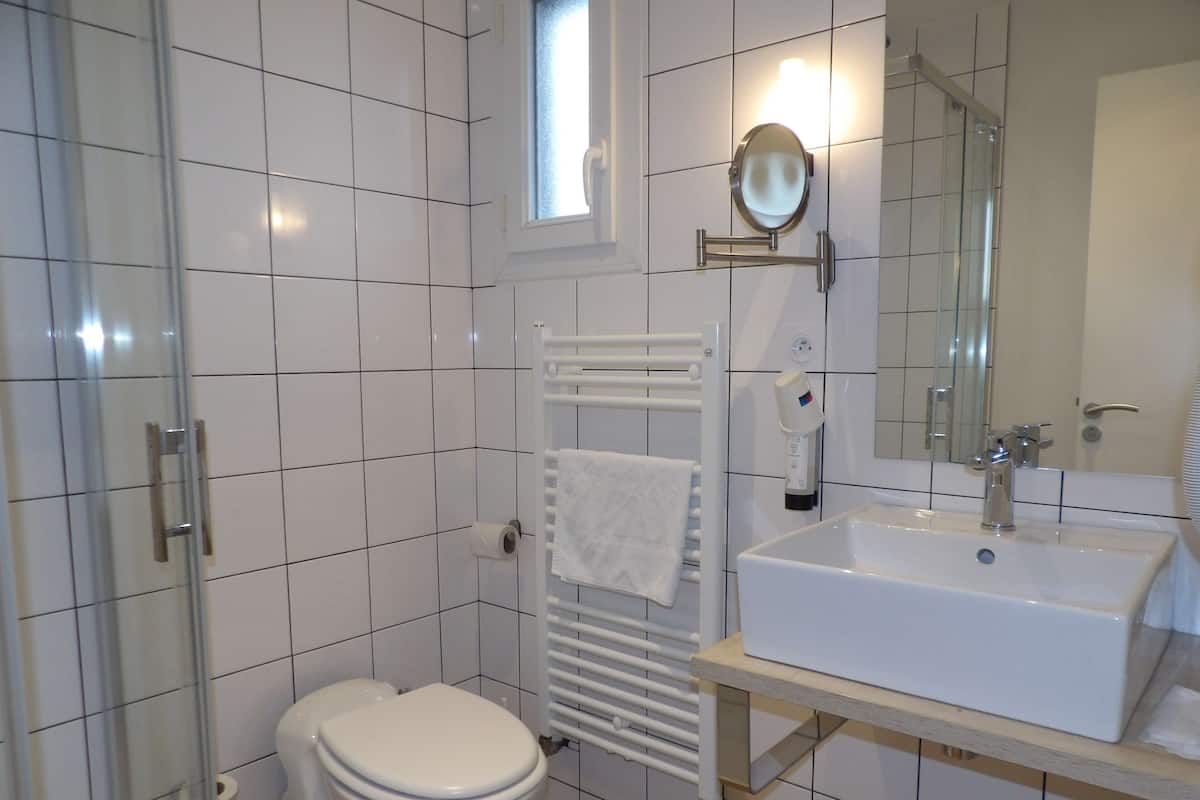 Chambre Confort, 1 lit double, non-fumeurs (Larger Room) | Salle de bain | SĂšche-cheveux, serviettes fournies