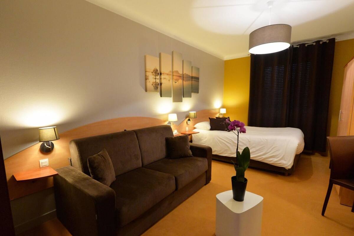 desk, soundproofing, free wifi, bed sheets