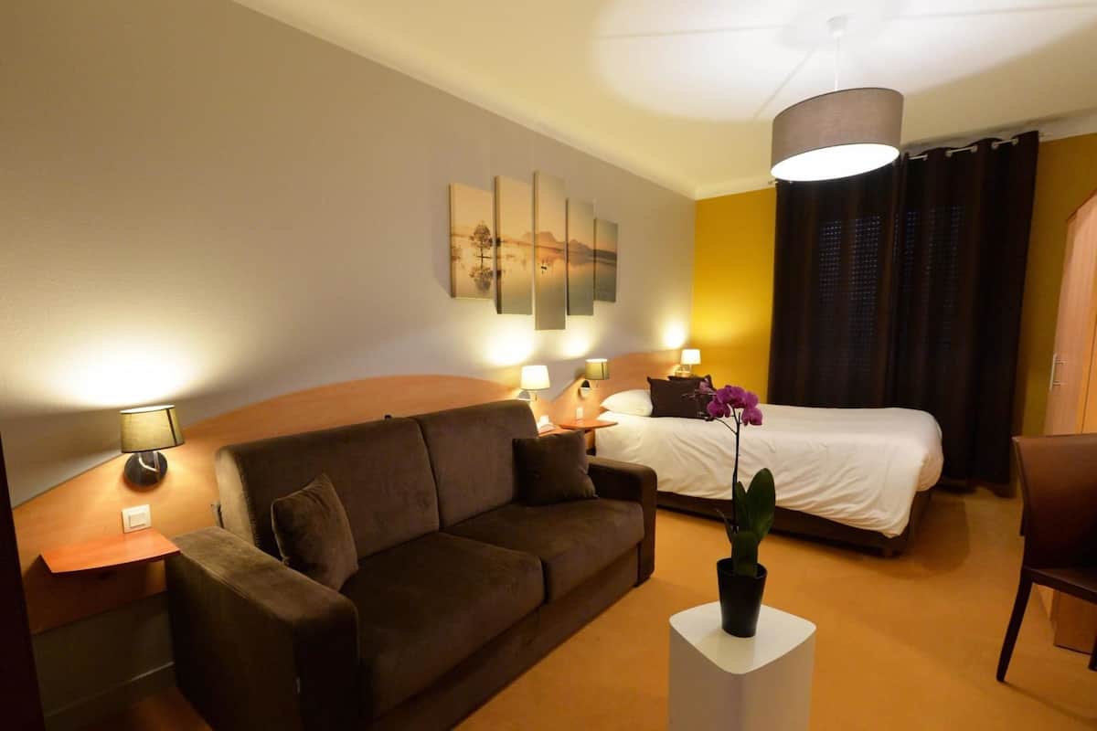 Escritorio, sistema de insonorización, wifi gratis y ropa de cama