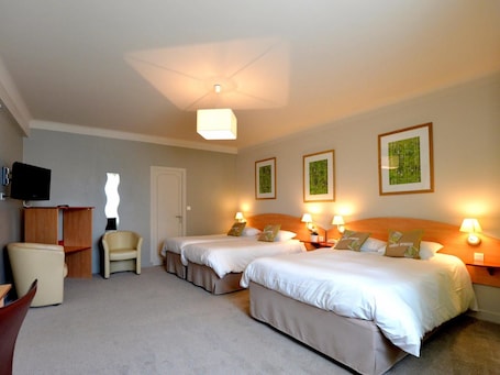 Escritorio, insonorización, wifi gratis y ropa de cama