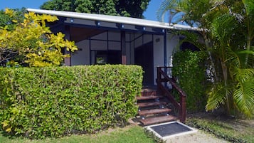 Deluxe Studio, Ensuite, Oceanfront | 2 bedrooms, in-room safe, iron/ironing board, free cribs/infant beds
