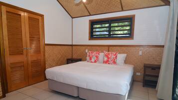 2 kamar tidur, brankas, dan setrika/meja setrika