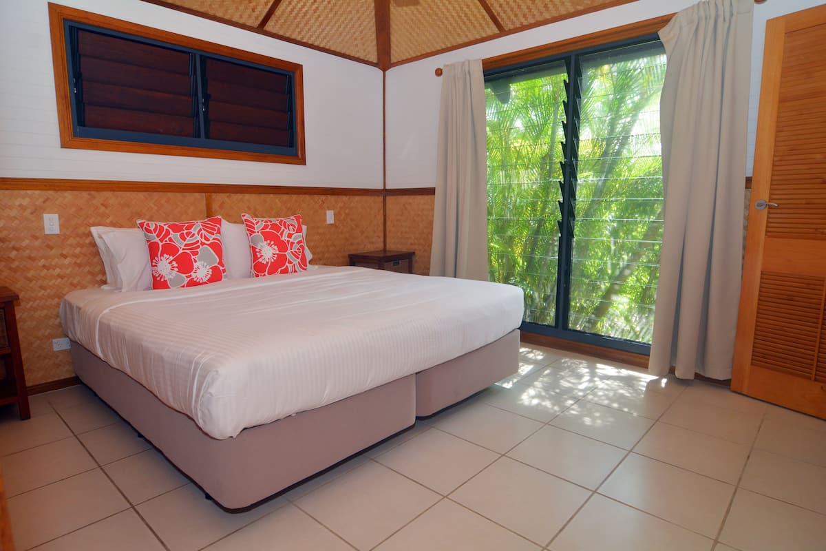 2 bedrooms, in-room safe, iron/ironing board, free cribs/infant beds