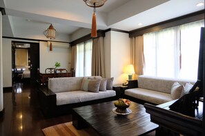 Suite, 2 chambres | Coin séjour