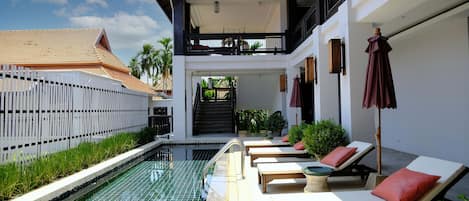 2 outdoor pools
