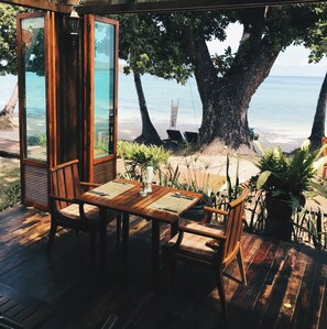 Melayani sarapan, makan siang, dan makan malam