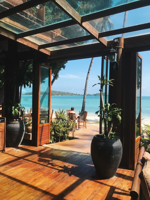 Melayani sarapan, makan siang, dan makan malam