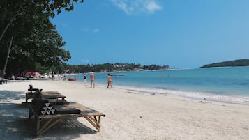Ubicación a pie de playa, tumbonas, sombrillas y toallas de playa