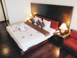 ミニバー、セーフティボックス (室内)、デスク、遮光カーテン