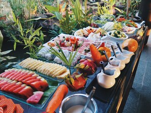 Tägliches Frühstücksbuffet gegen Gebühr