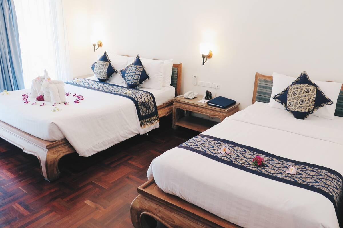 Deluxe Room | Bar mini, peti besi dalam bilik, meja, langsir/tirai gelap terus 