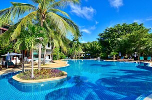 Piscina externa, guarda-sóis, espreguiçadeiras