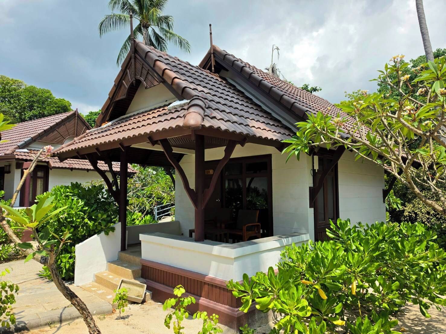 Bungalow, junto a la playa | Minibar, caja fuerte, escritorio y ropa de cama