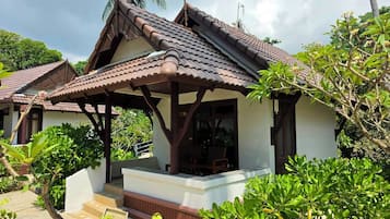 Minibar, caja de seguridad en la habitación, escritorio y ropa de cama